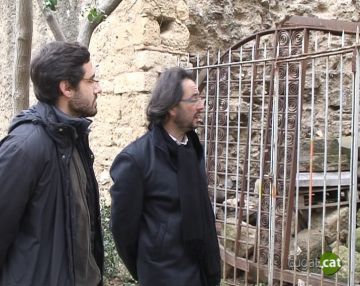 El regidor Toni Ramon, a primera pla, i el portaveu Ral Grang durant la visita a l'entorn del Monestir