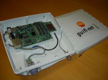 Imatge del kit necessari per accedir a la xarxa Guifi.net