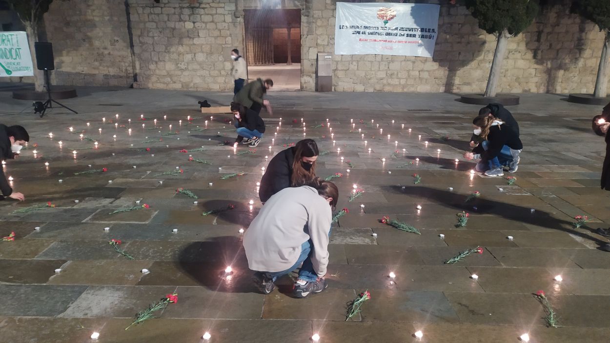 Acte d'homenatge a les víctimes dels suïcidis a la Plaça Octavià aquest dijous / Foto: Cugat Mèdia