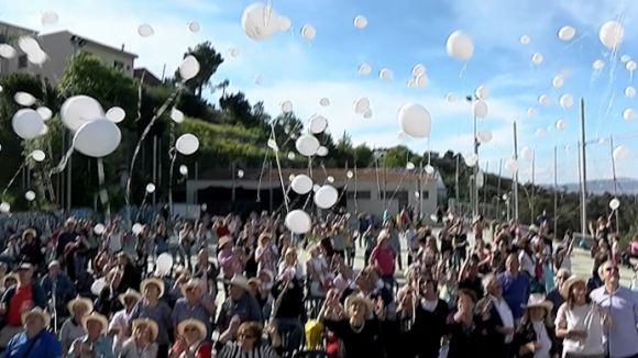 L'acte ha acabat amb l'enviament de missatges en forma de globus al cel