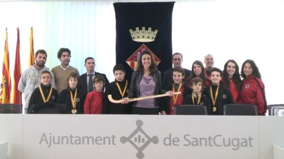 Mercè Conesa amb els campions i campiones del Patí Hoquei Club Sant Cugat