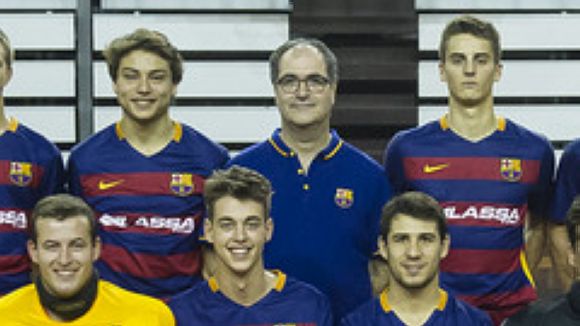 Jordi Camps, al mig, entrenador del FC Barcelona B / Font: Fcbarcelona.cat