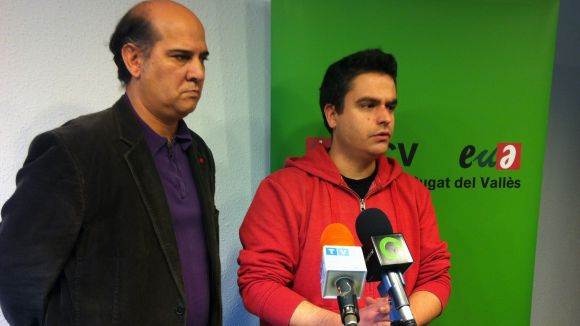 Moment de la roda de premsa d'ICV amb el copresident Xavier Boix, a l'esquerra, i el regidor Joan Calderon