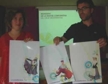 Marta Canas i Xavier Grau amb els cartells de la nova imatge