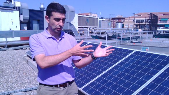 David Hernndez explica el funcionament de les plaques solars de l'Ajuntament