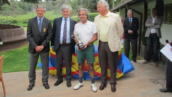 Eduardo de la Riva amb la copa de campió / Foto: federació espanyola de golf
