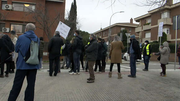 Veïns de l'entorn de l'escola Pi d'en Xandri demanen repensar la pacificació del carrer de Joan Oliv