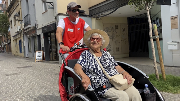  'En bici sense edat' o com la gent gran se sent acompanyada pel voluntariat
