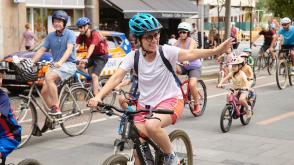 Més d'un centenar de ciclistes fa camí cap a la mobilitat sostenible a Sant Cugat