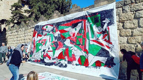 Un Guernica amb els colors de Palestina per la pau i contra la 'neutralitat'