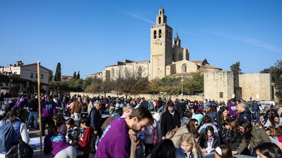 Un miler d'infants viu un mat matemtic als peus del Monestir