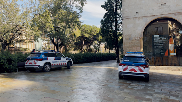 Troben un crani en un banc de la plaa de l'Om de Sant Cugat