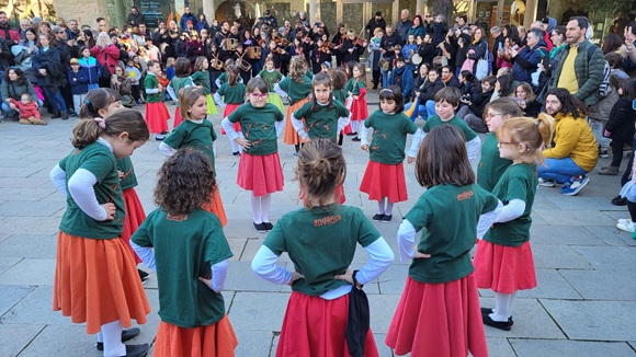 Les llufes i la msica omplen els carrers de Sant Cugat amb la Ballada dels Sants Innocents