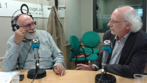El collaborador del SAF, Eduard Jener, conversant amb Joan Marial Gual