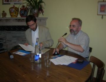 Joan Puigdomnech, a la dreta, a l'inici de la tertlia