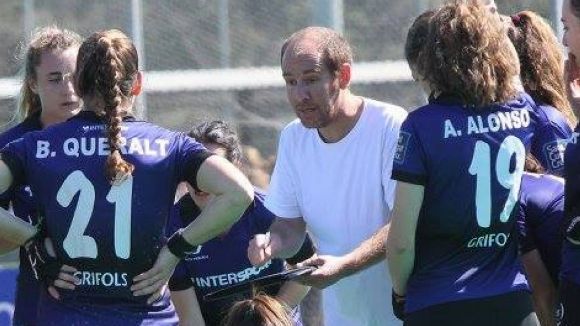 Joan Vidal, donant instruccions a les seves jugadores / Font: Enrico Hockey