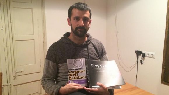 Jordi Borràs, amb els seus dos darrers llibres 'Plus Ultra' i 'Desmuntant Societat Civil Catalana'