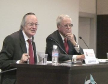 Josep Piqu durant la seva xerrada al Trade Center, acompanyat del vicepresident de l'AEU, Josep Daniel