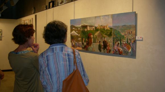 Dues visitants a la mostra d'art de La Galeria
