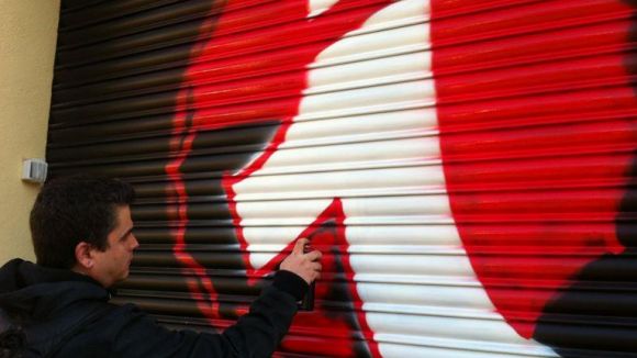 Joan Calderon tamb ha 'collaborat' a l'hora de pintar la persiana del nou local / Font: Facebook ICV-EUiA