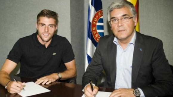 David Lpez i el president de l'Espanyol, Joan Collet, amb el nou contracte / Font: Rcdespanyol.com