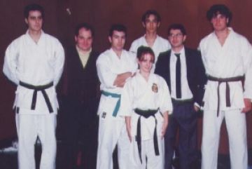 Lucas Prez, segon per l'esquerra, en un campionat de karate