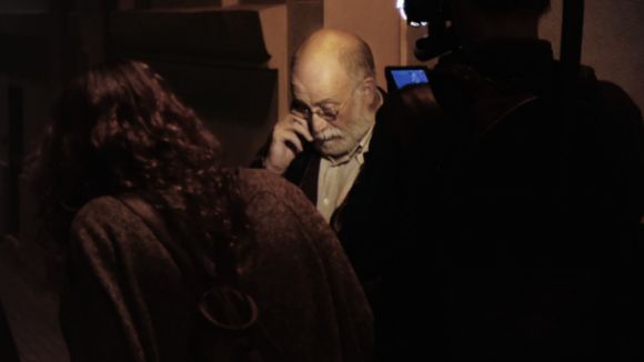 Arcadi Oliveres durant un moment del rodatge de 'Mai s tan fosc' / FONT: documentalarcadioliveres.org