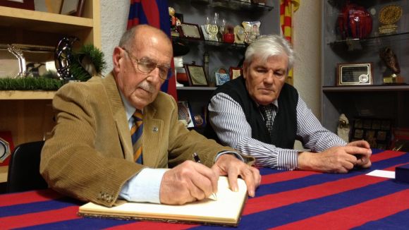 Manel Vic signant en el llibre d'honor de la Penya Blaugrana Sant Cugat