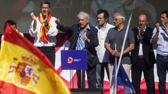 Borrell, tercer per la dreta, a una manifestaci Societat Civil Catalana amb Vargas Llosa, Albiol i Rivera / Foto: ACN