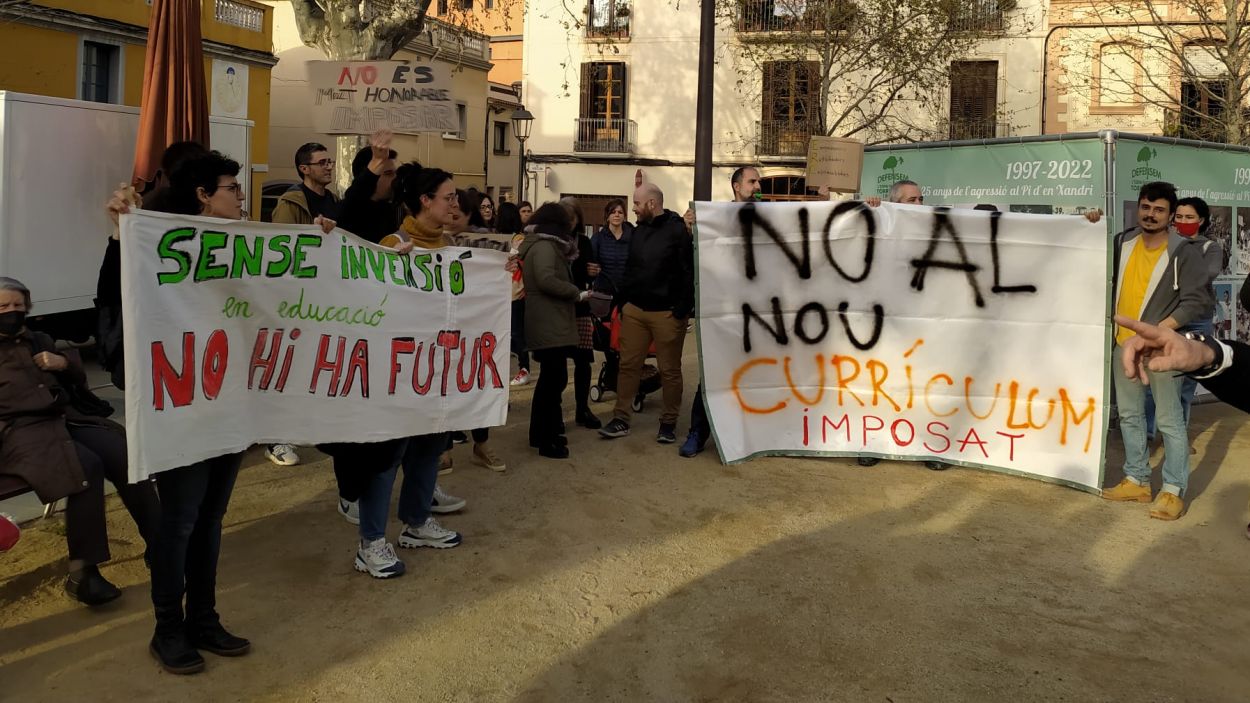 En imatge un grup de manifestants durant l'acte de presentació amb presència de Pere Aragonès / Foto: Cugat Mèdia
