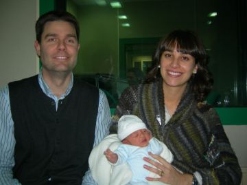 El Marc, amb els seus pares a l'estudi Ramon Barnils de Rdio Sant Cugat
