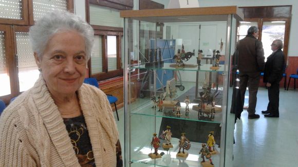 La vdua de l'artista, Margarida Jurez, amb una mostra de l'exposici