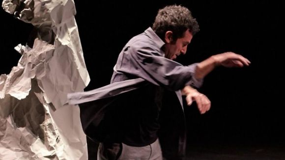 Toni Mira dansa amb un monlit que va prenent diferents formes / Foto: Teatre-Auditori Sant Cugat