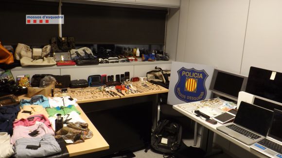 Els investigadors van localitzar joies, telfons, rellotges, bosses de m i roba de marca / Foto: Mossos d'Esquadra