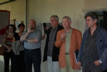 Alguns dels artistes francesos amb el director del Museu de Sant Cugat, Llus Campins