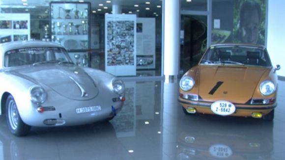 Imatge dels dos cotxes que es poden veure a l'exposici de l'Escuderia Montjuic dedicada a Joan Fernndez