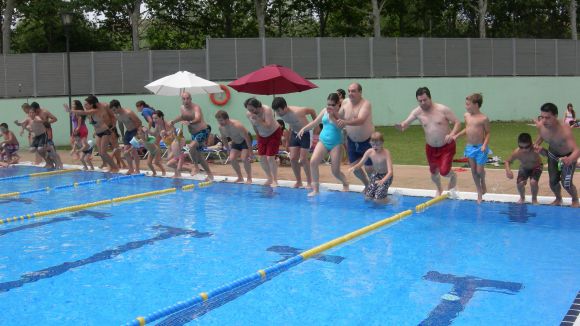 Primers participants a la piscina del Parc Central