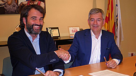 Signatura entre Joan Fontserè, esquerra, i Fernando Carpena / Font: Rafa Seguí