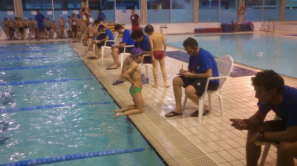 Imatge de la piscina de la Rambla del Celler amb els participants i els monitors