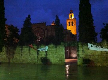 El monestir il.luminat aquesta tarda de dijous