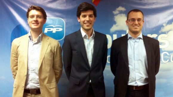 El nou secretari general, Alberto Olivn, a l'esquerra, amb el president local de NNGG, Ignacio Fuentes al centre i el nou secretari d'organitzaci, Llus Santamaria