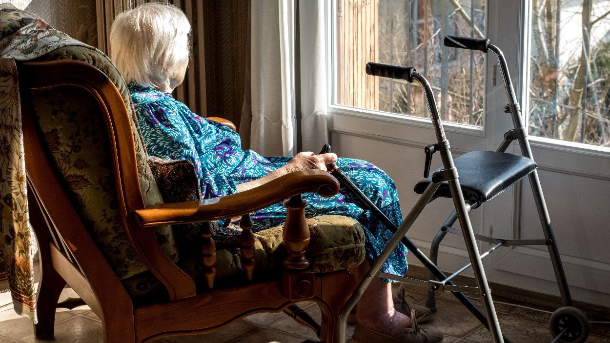 La campanya vol prevenir necessitats de la gent gran que viu sola / Foto: Adobe Stock