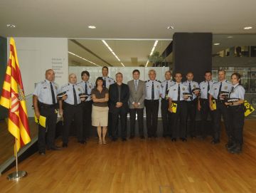 Els 10 nous agents acompanyats per l'alcalde i el regidor de Seguretat Ciutadana