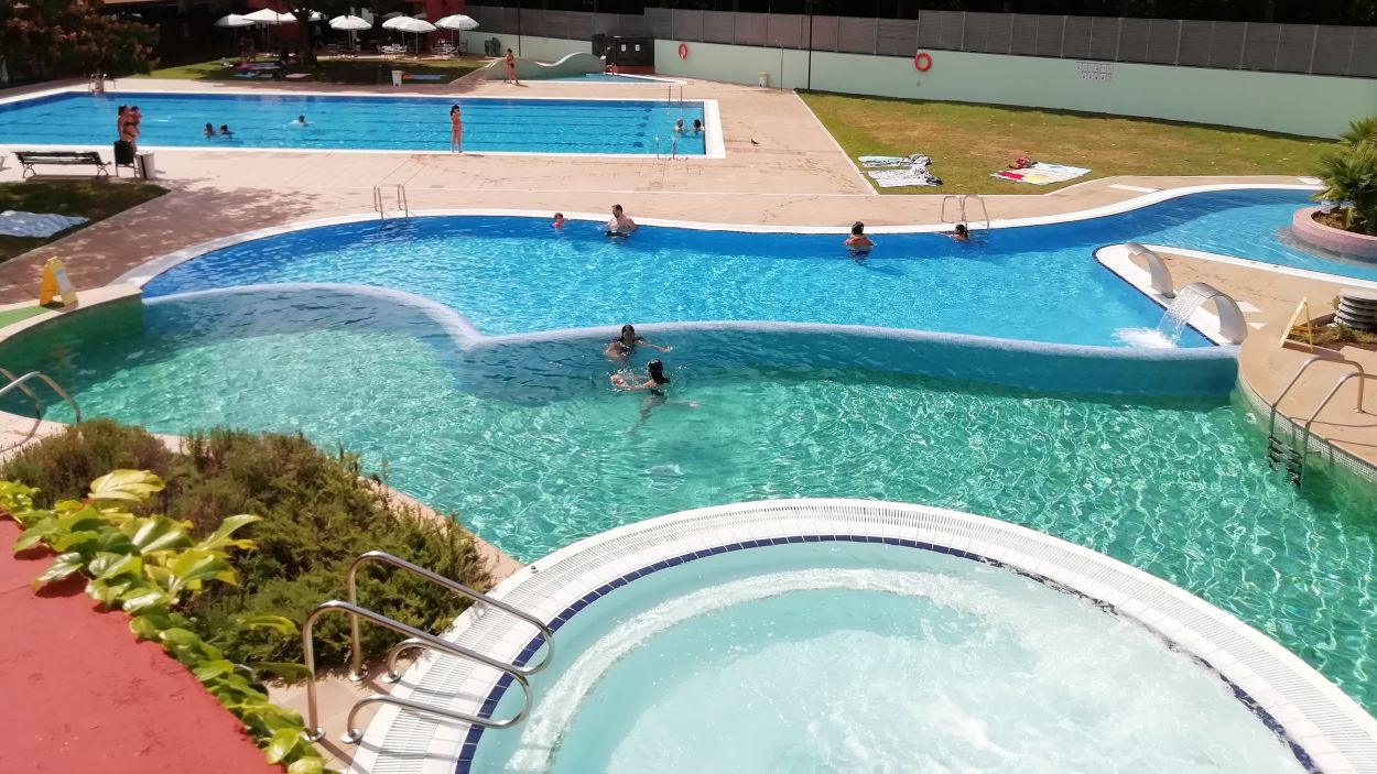 La piscina municipal del Parc Central no es podrà obrir a l'estiu amb les noves restriccions de sequera / Foto: Cugat Mèdia