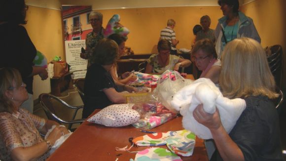 El 'patchwork' reuneix una vintena de persones que se solidaritzen amb les malaltes de cncer de mama