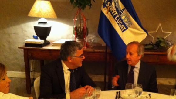 El president de l'Espanyol, Joan Collet, a la taula presidencial amb Toni Gimnez