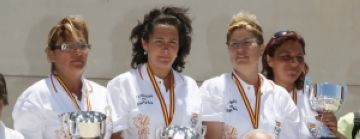 Belén de la Vega, la primera per la dreta, amb la copa de campiona d'Espanya
Font: www.fepetanca.com