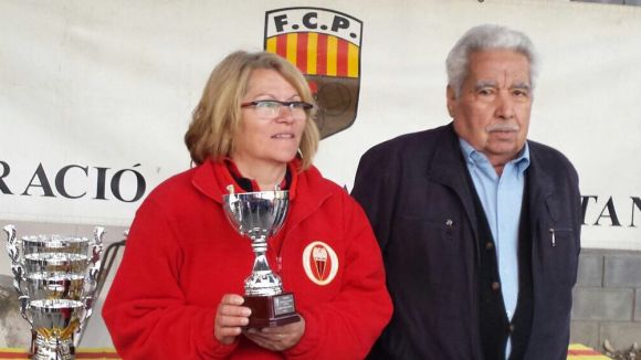 Palmira Vzquez amb el trofeu que l'acredita com a quarta millor jugadora de Catalunya / Font: CPSC