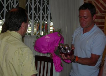 Xavier Amador va rebre un trofeu i un ram de flors del Club Petanca Sant Cugat
