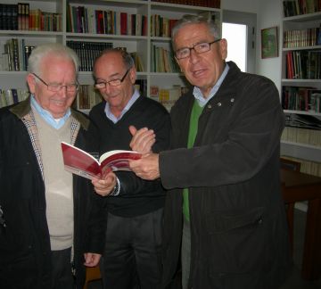 L'autor, a l'esquerra, mostra el seu llibre